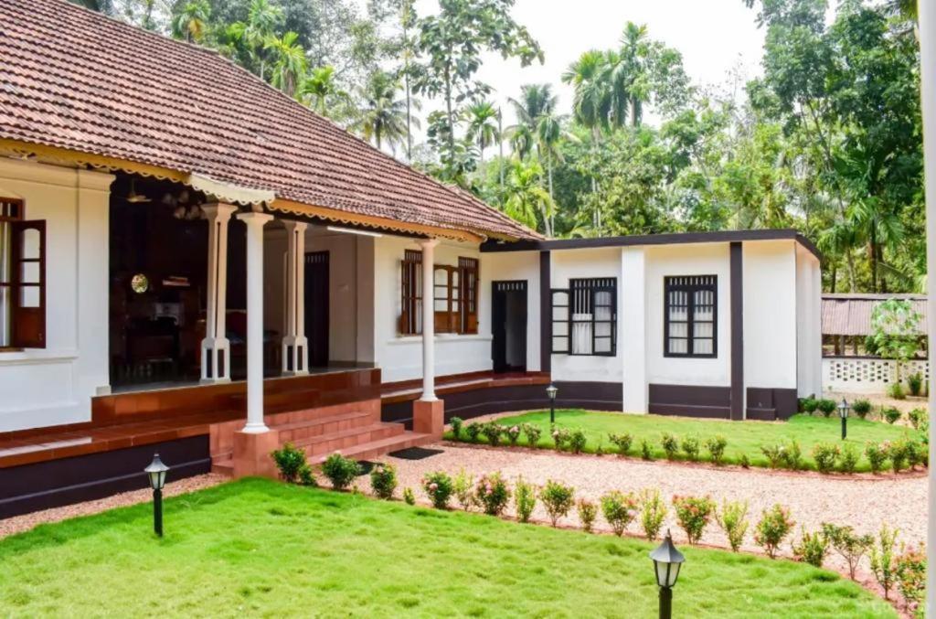 Babira Brookside Heritage Resort Кумараком Экстерьер фото