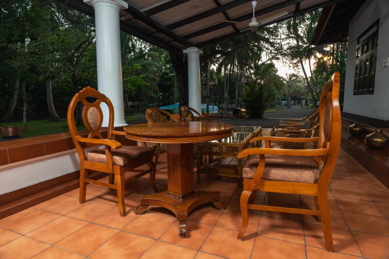 Babira Brookside Heritage Resort Кумараком Экстерьер фото