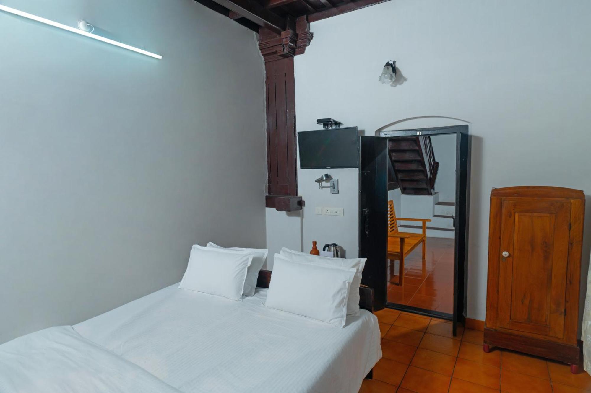 Babira Brookside Heritage Resort Кумараком Экстерьер фото