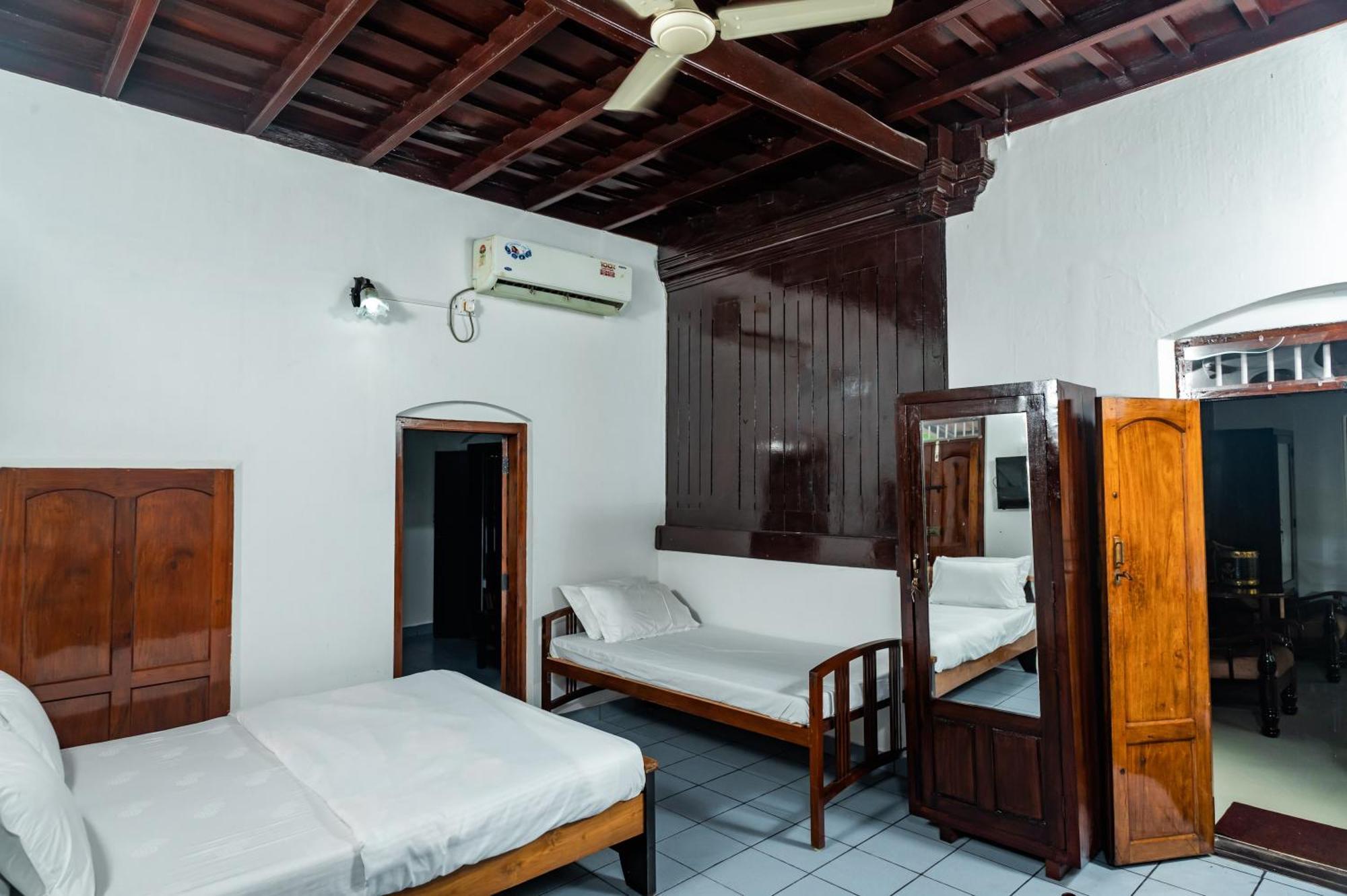 Babira Brookside Heritage Resort Кумараком Экстерьер фото