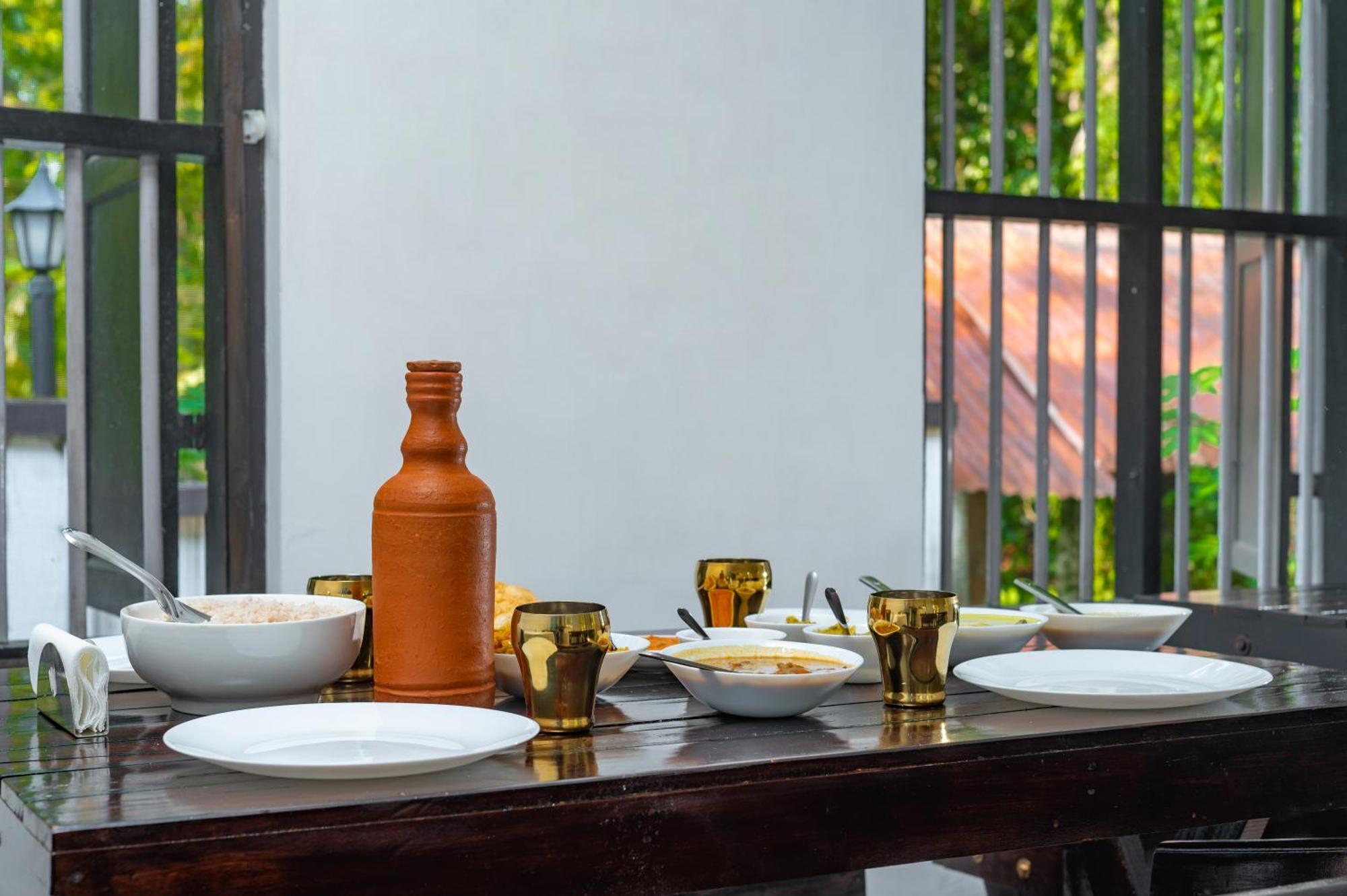 Babira Brookside Heritage Resort Кумараком Экстерьер фото